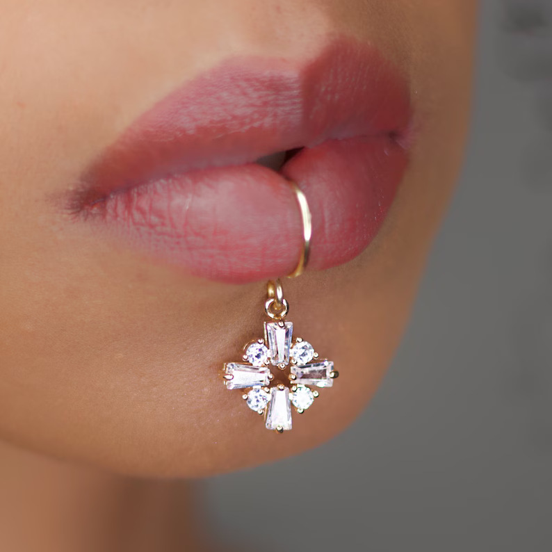 Body Jewelry Quality - Luksusowe kolczyki wiszące w kształcie kwiatów