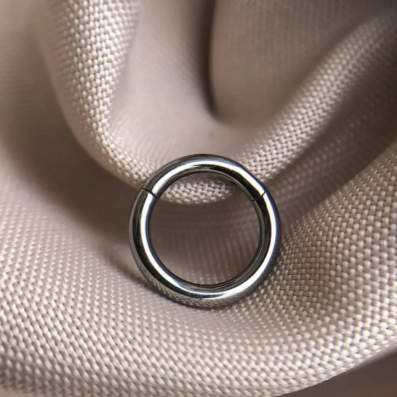 G23 Tytanowy pierścień do nosa – Septum Clicker Ring recenzja i cena