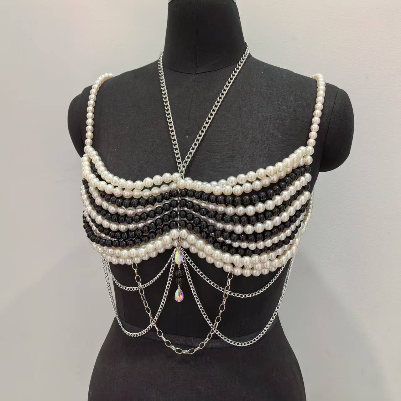 Czarno-białe tkane plastikowe  – Body Jewelry Vest recenzja i cena