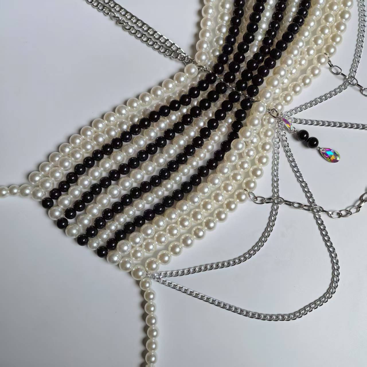 Czarno-białe tkane plastikowe  – Body Jewelry Vest recenzja i cena